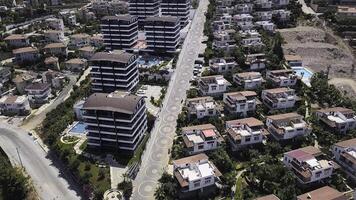 aérien vue de villas et hôtels avec nager piscines. agrafe. en volant au dessus bâtiments et vert des arbres dans le des rues en dessous de le Soleil. photo