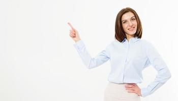 Portrait de jeune femme d'affaires beau sourire pointant sur fond blanc photo