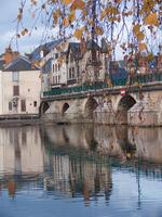 une pont plus de une rivière photo