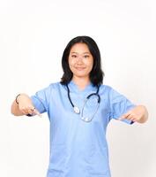 Jeune asiatique femelle médecin montrer du doigt mugissement copie espace isolé sur blanc Contexte photo
