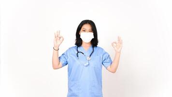 Jeune asiatique femelle médecin montrant d'accord signe isolé sur blanc Contexte photo