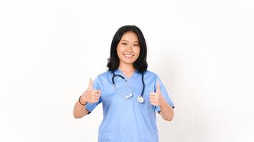 Jeune asiatique femelle médecin montrant les pouces en haut isolé sur blanc Contexte photo