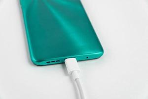 téléphone portable vert connecté au câble usb type c - charge
