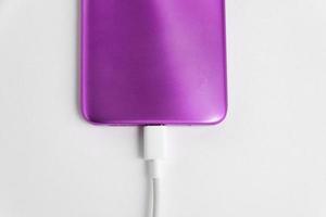 téléphone portable violet connecté au câble usb type c - charge