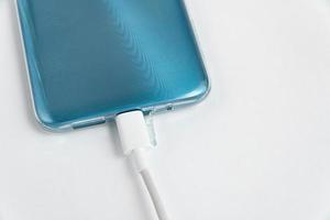 téléphone portable bleu connecté au câble usb type c - charge photo