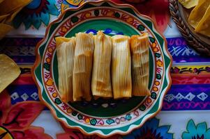 ai généré alléchant tamales une conte de saveur sur une style talavera plat photo