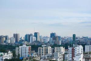 vue grand angle sur les bâtiments résidentiels et financiers de la ville de dhaka aux beaux jours photo