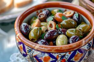 ai généré meze harmonie mariné Olives mélanger dans à motifs folkloriques bol photo