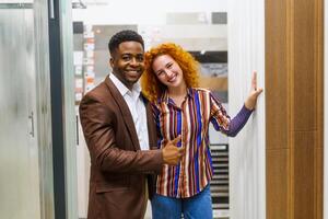 portrait de Jeune couple qui possède petit affaires une baignoire magasin. homme et femme travail dans Partenariat. photo