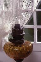 une lampe avec une verre Haut photo
