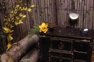 une en bois table avec une fleur sur il photo