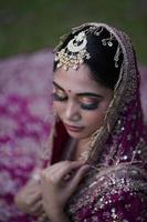 mariée indienne vêtue d'une robe rose photo