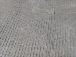 rayé texture de une béton route dans brillant gris, photographié pendant le journée photo