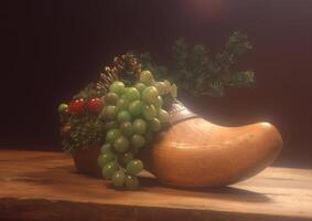 une en bois table avec une chaussure et les raisins photo