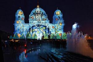 Berlin, Allemagne, 2021 - Berlin cathédrale pendant le Festival de lumières, unesco monde patrimoine placer, musée île, sous tanière tilleul, Berlin, Allemagne photo