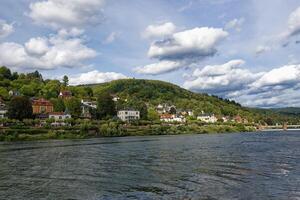 Résidentiel banlieue le long de le Neckar rivière, heidelberg, baden wurtemberg, Allemagne photo