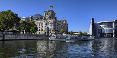 Berlin, Allemagne, 2021 - Reichstag bâtiment et Paul Loebe maison le long de le fête rivière, allemand Bundestag, gouvernement district, jardin Tiergarten, Berlin, Allemagne photo