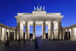 Berlin, Allemagne, 2021 - Brandebourg porte à coucher de soleil, pariser carré, sous tanière tilleul, Berlin, Allemagne photo