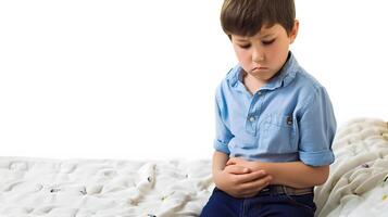 ai généré caucasien enfant Souffrance de abdominal douleur photo