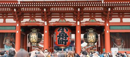 sensoji ou Asakusa kannon temple est une bouddhiste temple situé dans Asakusa. il est un de tokyo plus coloré et populaire temple. point de repère pour touristique attraction. Tokyo, Japon, 18 novembre 2023 photo