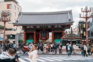 sensoji ou Asakusa kannon temple est une bouddhiste temple situé dans Asakusa. il est un de tokyo plus coloré et populaire temple. point de repère pour touristique attraction. Tokyo, Japon, 18 novembre 2023 photo