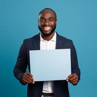 ai généré souriant Jeune homme d'affaire en portant Vide feuille de papier, plus de bleu Contexte photo