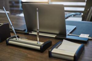 ordinateur portable au travail de bureau. lieu de travail professionnel pour le chef, le patron ou d'autres employés. cahier sur la table de travail. photo