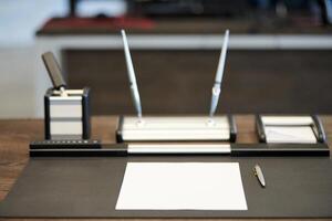 lieu de travail de bureau moderne dans une grande entreprise. table de travail confortable avec papeterie, chaise d'ordinateur en cuir. patron, chef, superviseur ou chef de lieu de travail de l'entreprise. photo