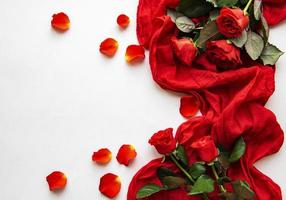 roses rouges et foulard photo