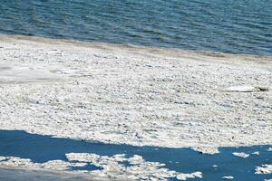 la fonte des glaces de mer phénomène naturel saisonnier du printemps à venir, la glace sur l'eau fond à cause du soleil brûlant photo