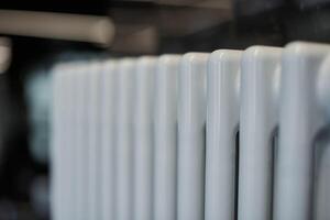 radiateur de chauffage au bureau, gros plan. échangeurs de chaleur blancs. radiateur à vapeur en aluminium de fer. modèle de tuyau. photo