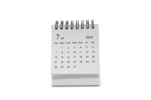 Facile bureau calendrier pour juillet 2024 isolé sur blanc Contexte. calendrier concept avec copie espace. photo