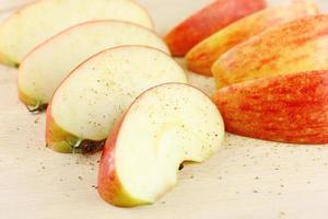 tranches de pomme sur planche de bois photo