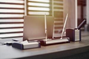 ordinateur portable au travail de bureau. lieu de travail professionnel pour le chef, le patron ou d'autres employés. cahier sur la table de travail. photo