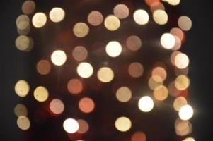 les guirlandes floues du nouvel an brillent la nuit dans la composition photo