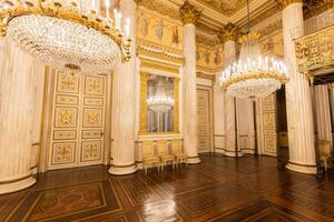Royal palais salle de bal. luxe élégant ancien intérieur, ancien style. photo