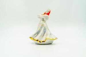 porcelaine céramique Dame figurine, élégant robe, drapé foulard, réfléchissant éclat, ouvré finir. traditionnel tenue, brillant pantalon, taille ceinture, vert arrondi base, populaire peinte à la main. blanc Contexte photo