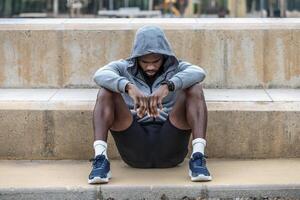 désespéré noir sportif séance sur escaliers photo