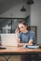 sérieux occupé Jeune affaires femme directeur exécutif à la recherche à portable ordinateur en pensant de financier numérique marché des risques, considérant Nouveau entreprise stratégie idée, en train de regarder séminaire en ligne. photo