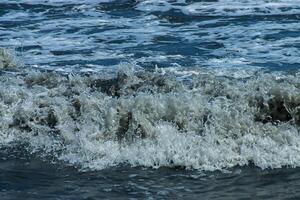 lourd vagues dans le orage saison. photo