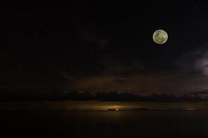 pleine lune dans le ciel sombre photo