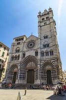 Gênes, Italie, 2 juin 2015 - personnes non identifiées par la cathédrale de Gênes en Italie. La cathédrale de Gênes est une cathédrale catholique romaine dédiée à saint Laurent et est le siège de l'archevêque de Gênes. photo