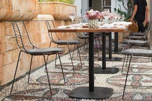 tables joliment disposées dans un restaurant chic à lindos, rhodes, dodécanèse, grèce photo