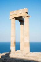 belle vue sur l'acropole de lindos, rhodes, grèce, par une journée ensoleillée. mer méditerranée comme toile de fond photo