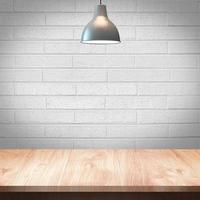 table en bois avec lampe et fond de mur photo