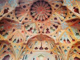 isfahan, iran, 2016 - voûte muqarnas au plafond du music-hall du palais d'ali qapu. photo