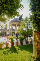 shiraz, iran, 2016 - le pavillon sur la tombe du poète persan hafez entouré d'un jardin verdoyant.