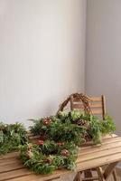 Diverses couronnes de Noël sur table en bois à l'intérieur de la maison photo