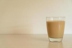 verre à café latte avec bouteilles de café prêtes à boire photo