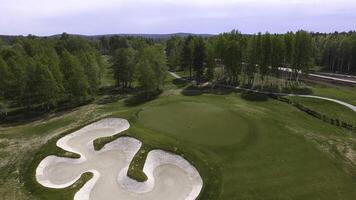 aérien vue de golfeurs en jouant sur en mettant vert. professionnel joueurs sur une vert le golf cours. photo